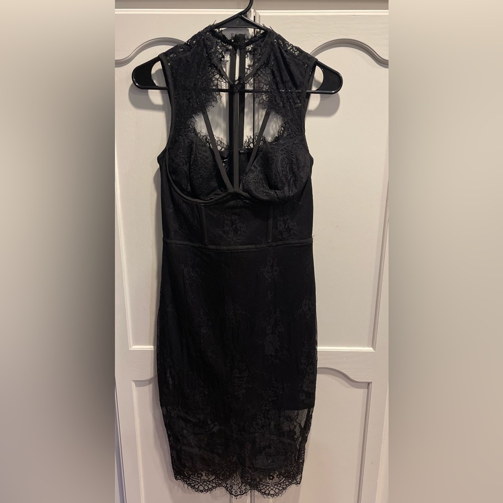 ✨Beautiful black lace BEBE dress with tag still attached size 4✨